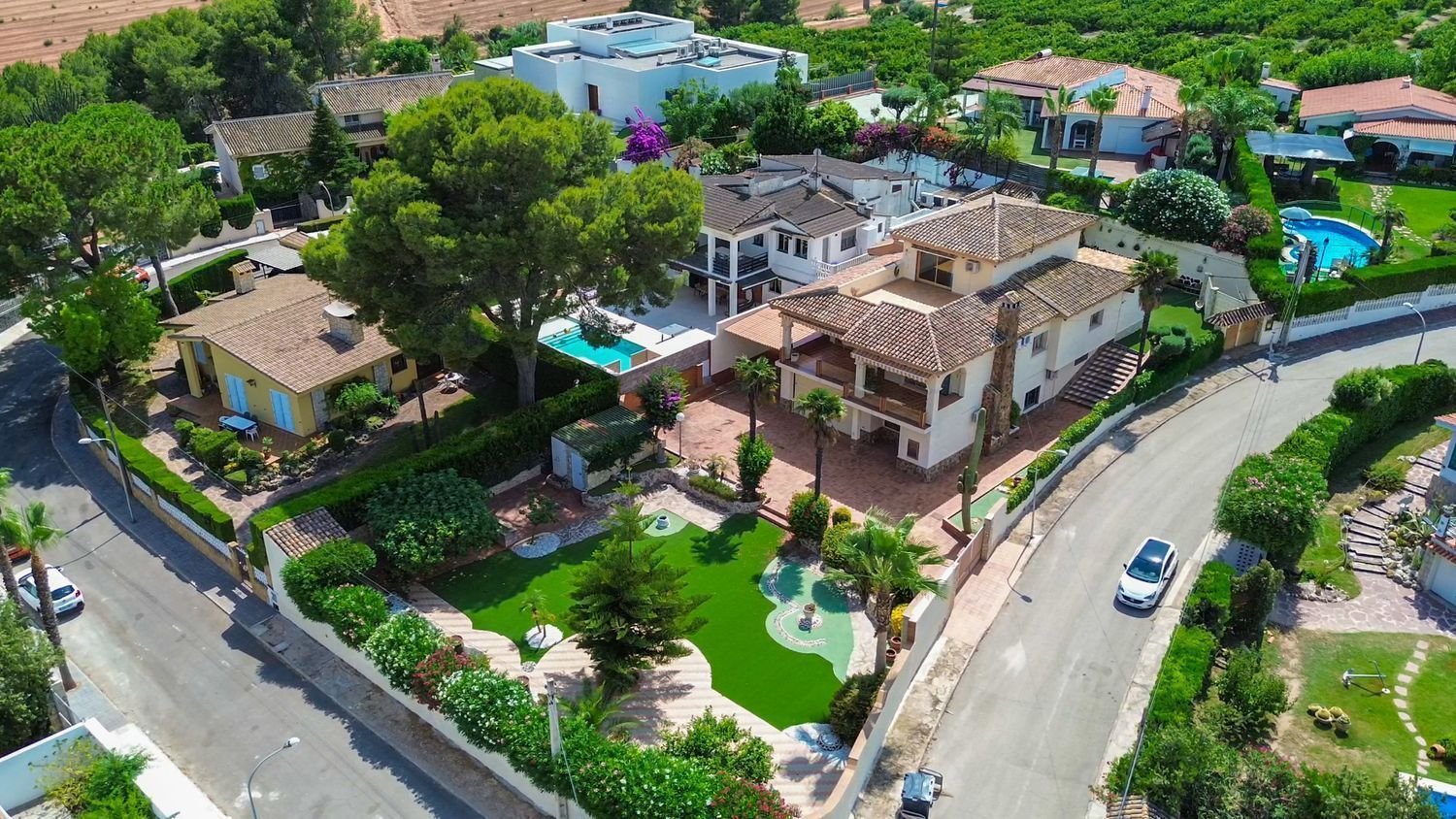 Chalet independiente en Chiva (Olimar): 1.210m² parcela y seguridad 24h