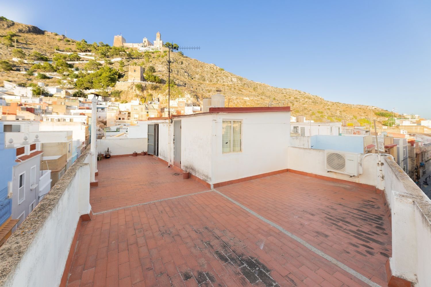 Oportunidad de inversión en Cullera centro: Vivienda, local o garaje