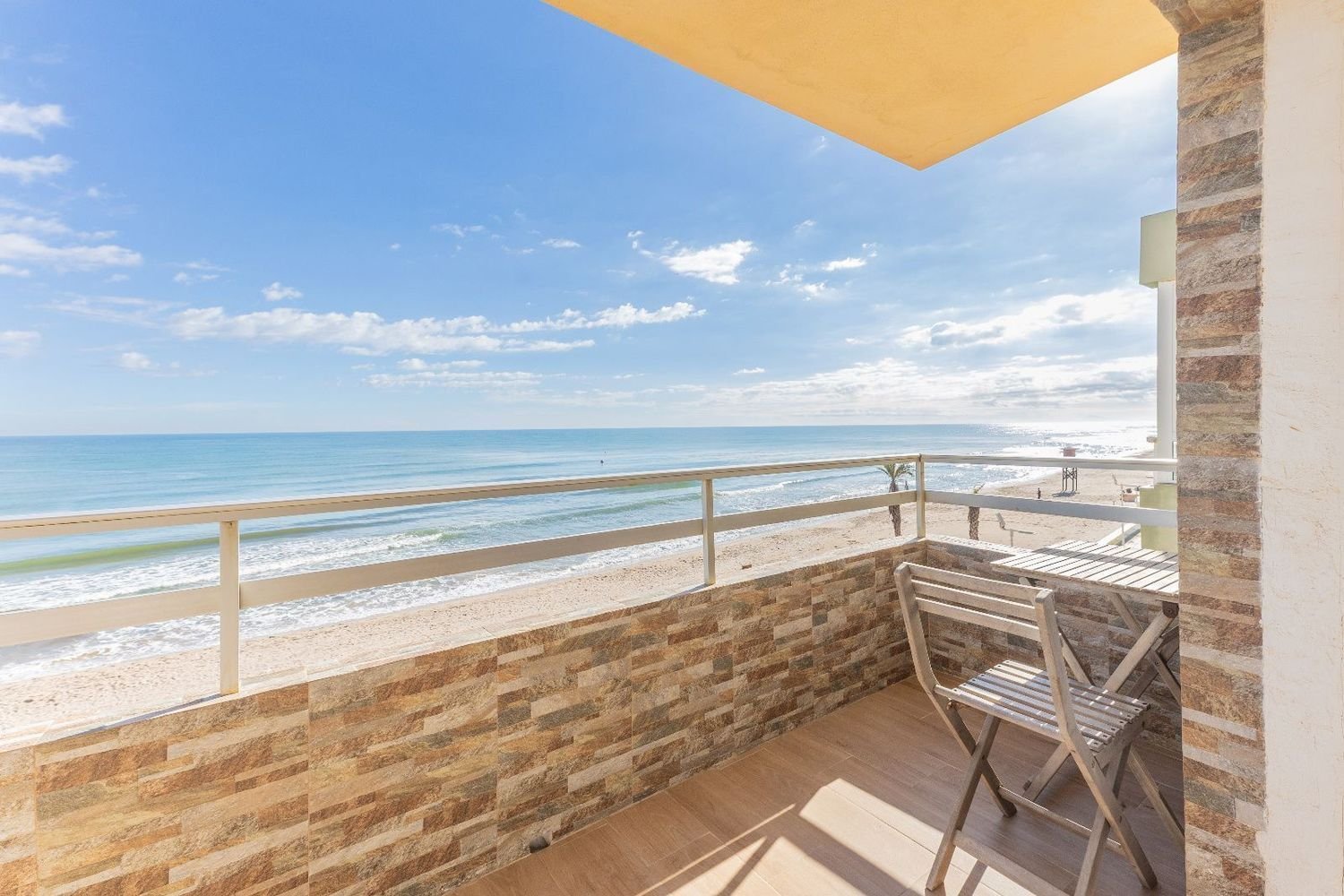 Primera línea de playa con licencia turística: Vistas al mar y piscina