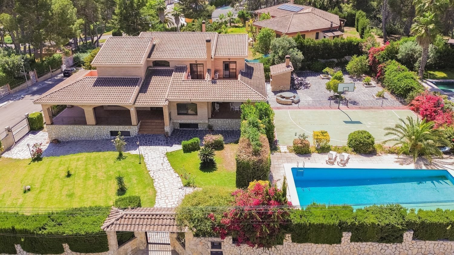 Chalet independiente en Montealcedo: 1.833m² parcela y piscina