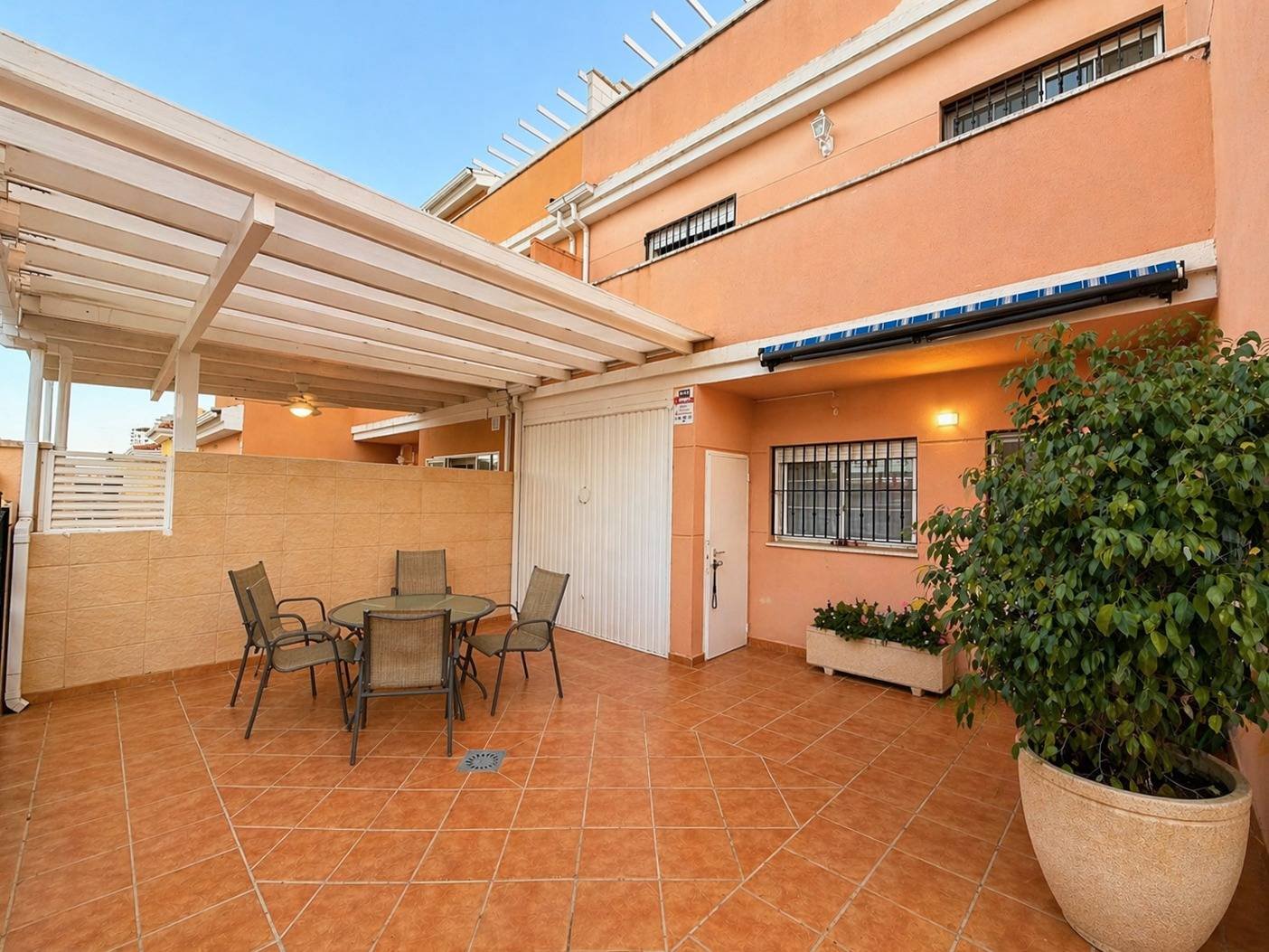 Chalet Pareado en Cullera: A 300m de la playa con piscina y garaje