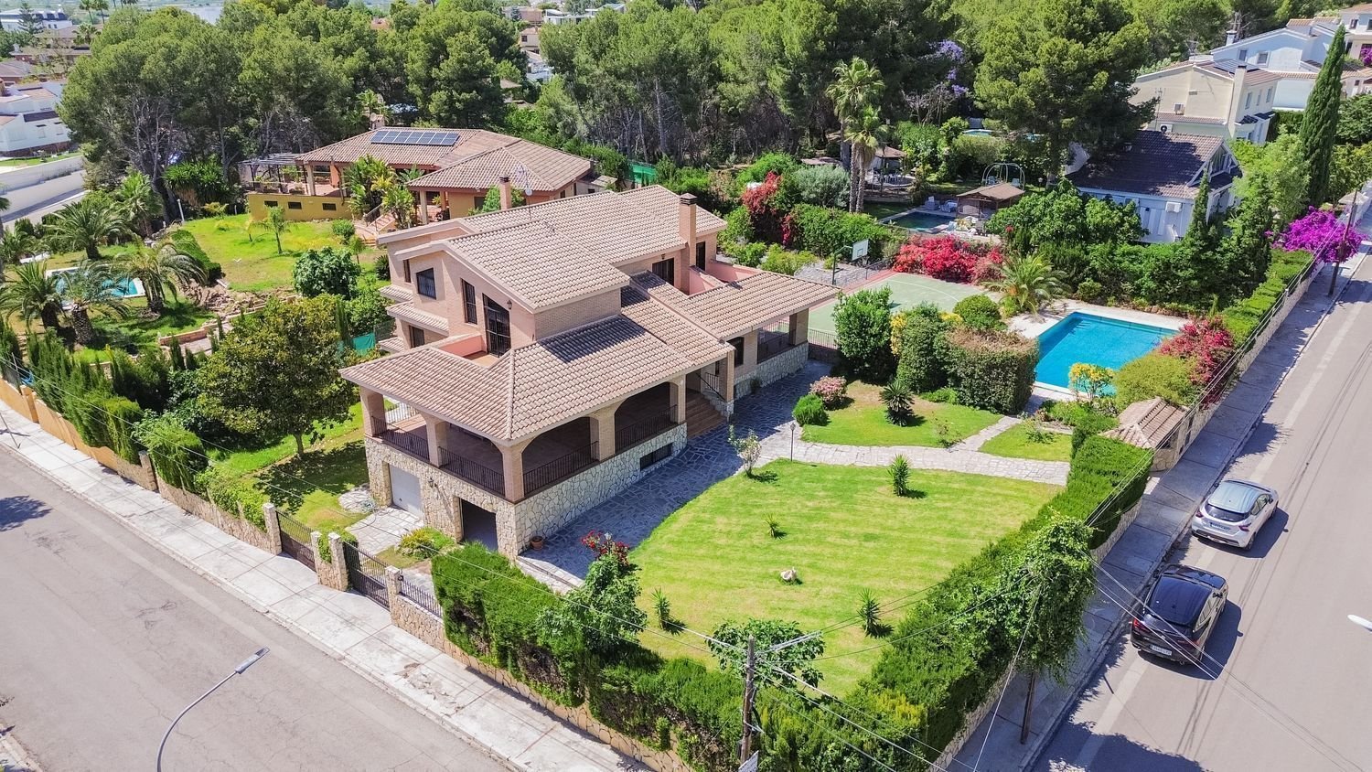 Chalet independiente en Montealcedo: 1.833m² parcela y piscina