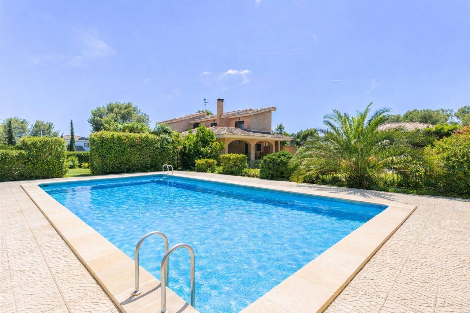 Chalet independiente en Montealcedo: 1.833m² parcela y piscina